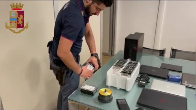 Violavano le telecamere di case e alberghi in cerca di scene “hot”