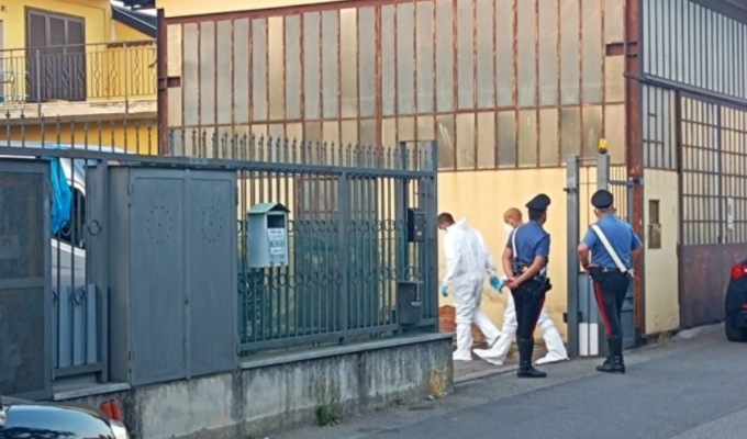 Giallo a Vanzaghello: spara all’uomo che c’è in casa con lei poi si spara e cade dal balcone.