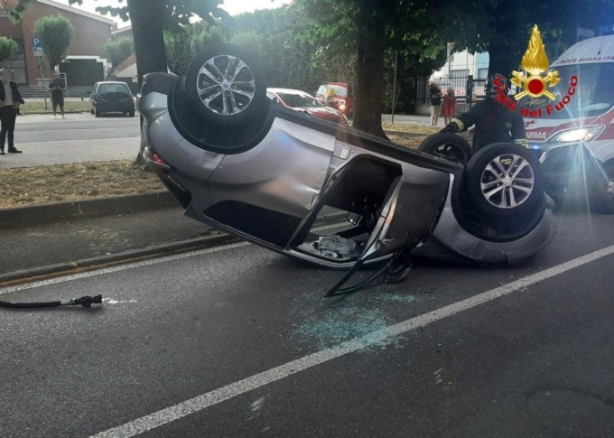 Ribaltamento in via San Francesco a Saronno, 39enne ferita