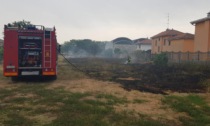 Campo in fiamme a Olgiate, intervento dei Vigili del Fuoco