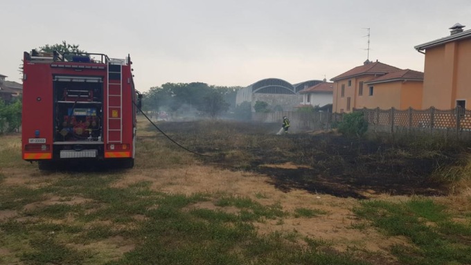 Campo in fiamme a Olgiate, intervento dei Vigili del Fuoco