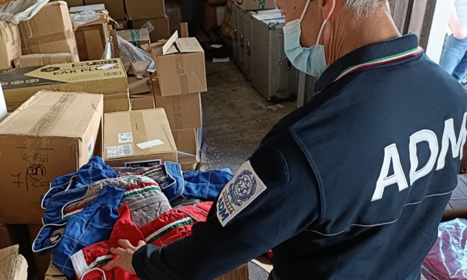 Sequestrate tute da go-kart e componenti automotive dal Regno Unito