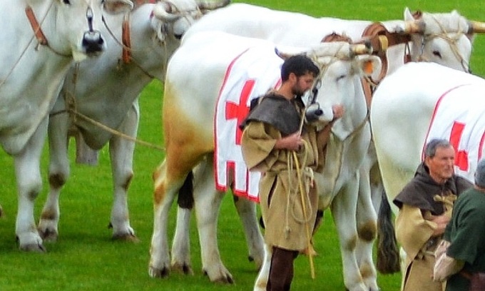 Un abbraccio che rimarrà nella storia del Palio di Legnano