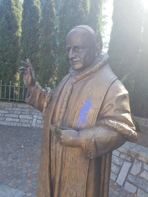 Mozzate, imbrattata la statua del Papa