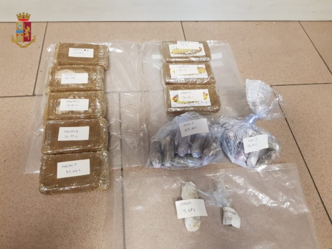 Droga nelle borse della spesa: sorpresi con oltre un chilo di hashish