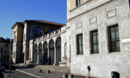 Rinviato a giudizio il finto cieco, irreperibile il falso invalido