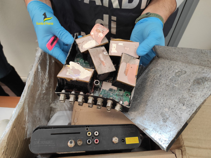 Droga dal Sudamerica verso il Trentino intercettata a Malpensa, trovata anche “cocaina rosa”