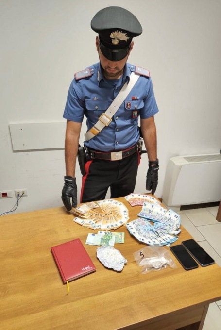 55 grammi cocaina in auto, altre 45 dosi nascoste in casa: arrestato