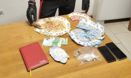 55 grammi cocaina in auto, altre 45 dosi nascoste in casa: arrestato