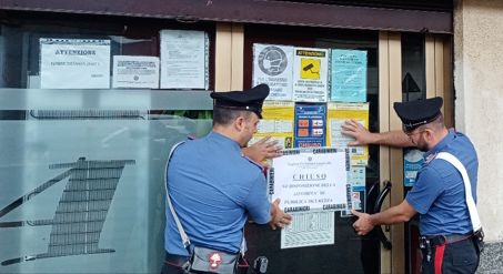Violenta aggressione al bar con bastoni e bottiglie: il Questore chiude il locale