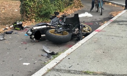 Incidente tra un'auto e una moto in Varesina, non ce l'ha fatta il motociclista di 29 anni