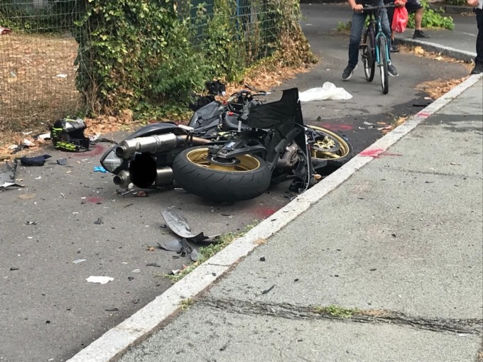 Incidente tra un’auto e una moto in Varesina, non ce l’ha fatta il motociclista di 29 anni