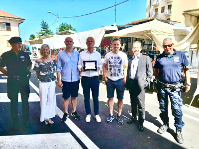 Ceriano Laghetto, il sindaco premiato dagli ambulanti del mercato cittadino