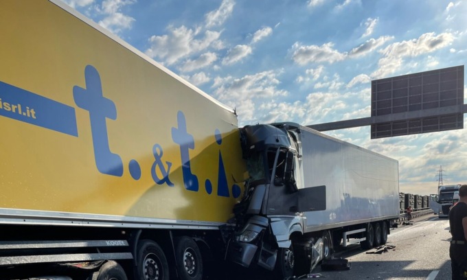 Incidente fra tir: autostrada bloccata, arriva l’elisoccorso