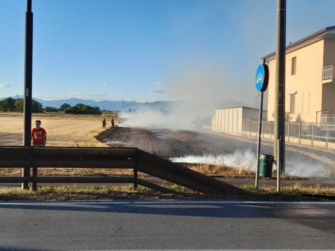 Campo di grano in fiamme a Ceriano Laghetto