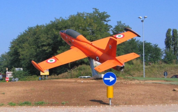 L’aereo della rotonda pronto a “volare” in manutenzione