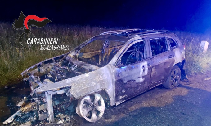 Incendia l’auto dell’ex travestito da donna e minaccia di rivelare la loro storia omosessuale