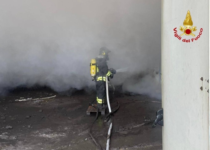Fiamme in una ditta di lavorazioni chimiche a Uboldo, evacuate case e aziende