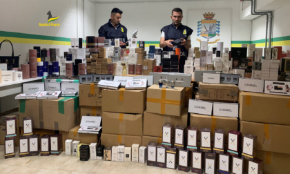 Farmaci non autorizzati, abiti e profumi contraffatti: due magazzini sequestrati e sei denunciati