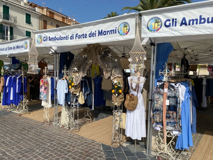 Ad Angera arrivano gli ambulanti di Forte dei Marmi