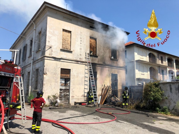 Brucia un fabbricato a Fenegrò, un pompiere finisce all’ospedale