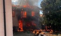 Brucia un casolare a Tradate, evacuata la casa vicina