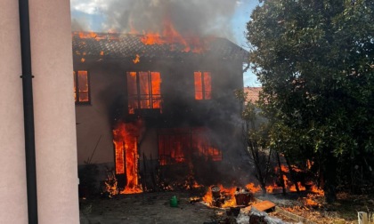 Brucia un casolare a Tradate, evacuata la casa vicina