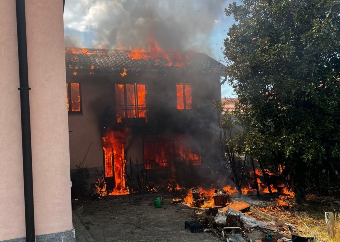 Brucia un casolare a Tradate, evacuata la casa vicina