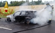 Auto in transito prende fuoco: arrivano i pompieri