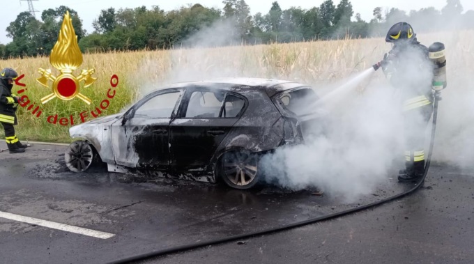 Auto in transito prende fuoco: arrivano i pompieri