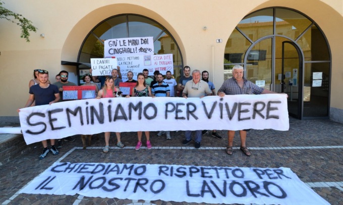 Coltivatori e sindaco in piazza contro gli “animalisti fantasma” di Centopercentoanimalisti