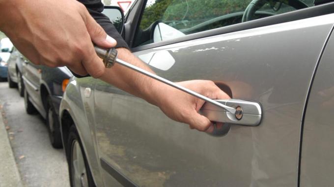 Tentano il furto su un’auto, ma vengono colti sul fatto