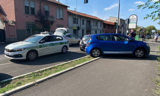 Investita dalla sua stessa auto: l’aveva accesa per l’aria condizionata