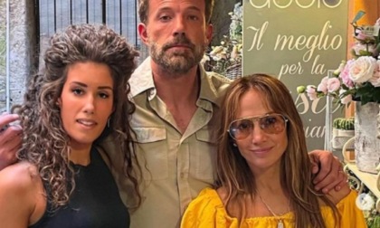 Scooter, gelato e shopping: Jennifer Lopez e Ben Affleck innamorati sul lago di Como