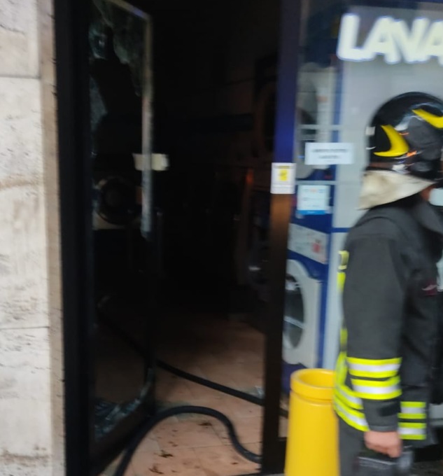 Saronno, fiamme e fumo nella lavanderia di via Roma