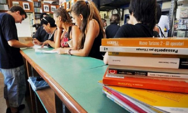 Caro scuola: rincari medi del 7% e la spesa può arrivare a 1.300 euro a studente