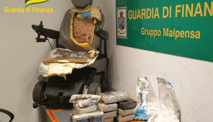 13 chili di cocaina nascosti nella carrozzina del finto disabile