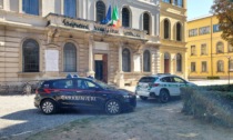 Minaccia di buttarsi dal secondo piano del Municipio, salvato dalla Polizia