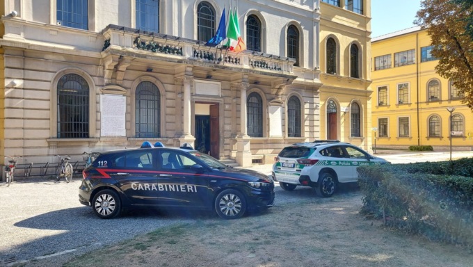 Minaccia di buttarsi dal secondo piano del Municipio, salvato dalla Polizia