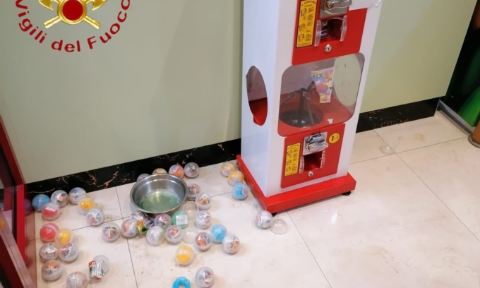 Bambina incastrata nel distributore di palline