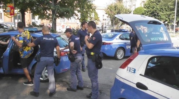 A Varese con un machete, poi denunciato per resistenza e furto: ora sarà rimpatriato