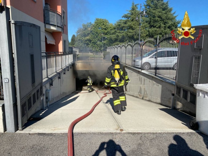 Fiamme in un box, Vigili del Fuoco ed elisoccorso a Tradate