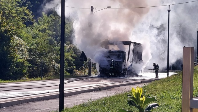 Furgone in fiamme, Briantea chiusa al traffico in entrambi i sensi