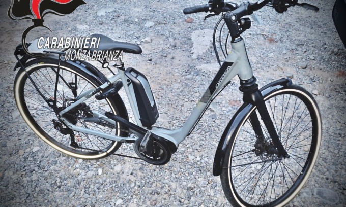 Rubano la bici a un anziano: il gps porta i carabinieri in un magazzino di merce rubata
