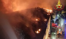 Condominio in fiamme a Luino, Vigili del Fuoco al lavoro dalla notte