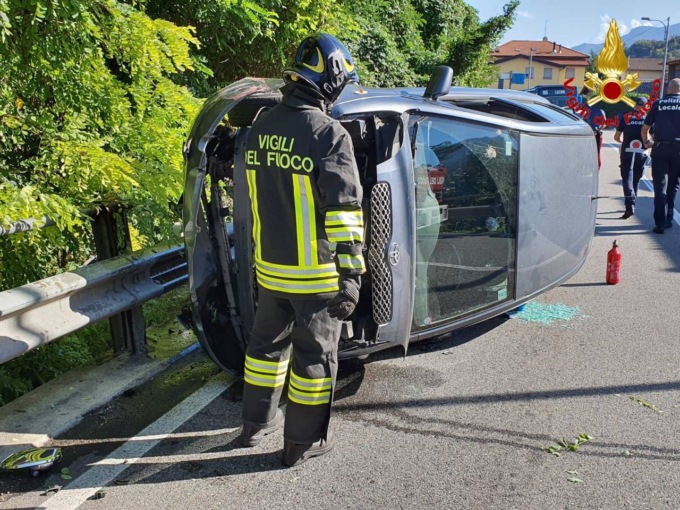 Auto contro il guardrail e si ribalta a Mesenzana
