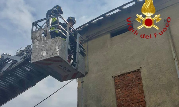 Fenegrò, cede il tetto di un fabbricato