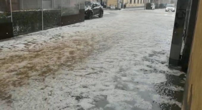 Acqua e grandine su Tradate: via Santo Stefano trasformata in un fiume