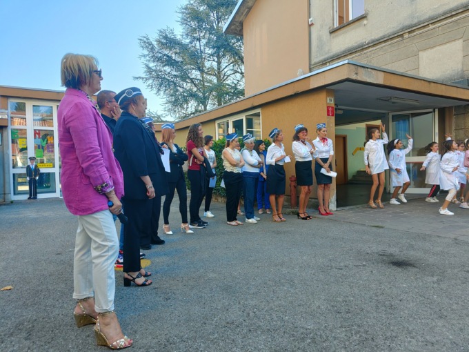 Cislago, la scuola primaria diventa un aeroporto