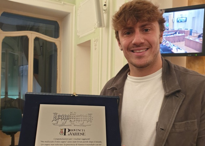 Il campione di nuoto Nicolò Martinenghi ospite a Villa Recalcati